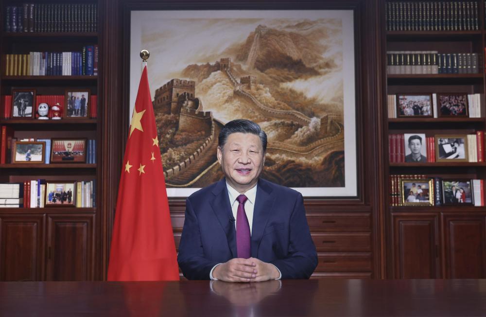新年前夕，國家主席習近平通過中央廣播電視總臺和互聯(lián)網(wǎng)，發(fā)表二〇二二年新年賀詞。 新華社記者 鞠鵬 攝